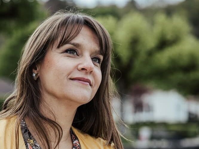 Emilie Stella, officiante de cérémonies laïques de mariage (Savoie / Haute-Savoie / Annecy)
